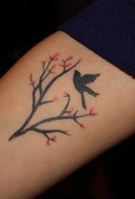 Маленькие свежие ветки и рисунок татуировки птиц