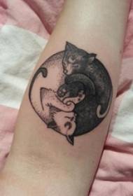Gadis lengan pada garis hitam menyengat gambar hewan kucing tato sederhana kecil