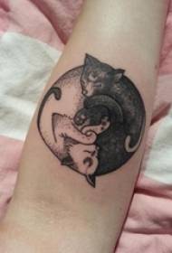 Braccio di ragazza su pungiglione nero linea semplice foto di piccoli animali gatto tatuaggio
