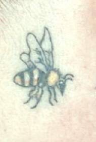 Patrón de tatuaje de abejorro negro y amarillo detrás de la oreja