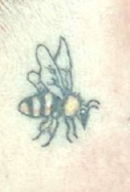 Modello tatuaggio calabrone nero e giallo dietro l'orecchio