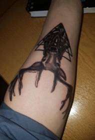 Koulutyttö reidet mustalla piikillä geometriset yksinkertaiset linjat pieni eläin hirvi tatuointi kuvia