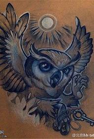 Image manuscrite de tatouage de clé de hibou