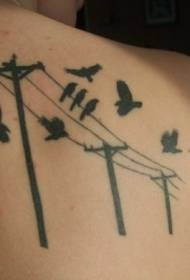 Malantaŭa polo kun birdo nigra tatuaje