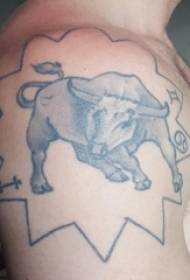 Braccio da ragazzo su punto grigio nero spina linea astratta piccola immagine di tatuaggio di mucca animale