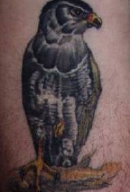 Realus erelis, nutapytas tatuiruotės modeliu ant medžio