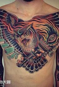 Motivo tatuaggio gufo sul petto