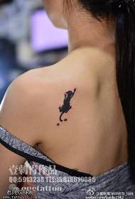 Motif de tatouage chaton sur l'épaule