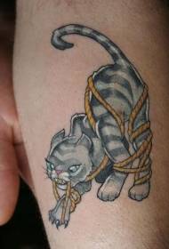 Kaķis spēlējas ar virvju tetovējuma modeli