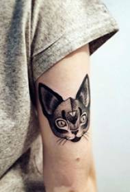 Girl's arm op zwart grijs schets punt doorn vaardigheid creatieve literaire kat tattoo foto