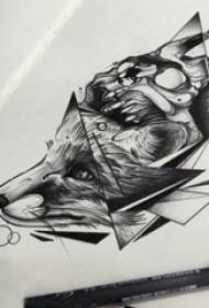 Esboço cinza preto criativo delicado veado cabeça tatuagem manuscrito