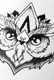 Lakaran kelabu hitam kreatif manik mata tato burung hantu yang cantik indah
