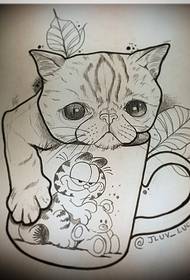 Ang tasa sa European and American cat school cup nagbutang sa manuskrito nga pattern sa tattoo