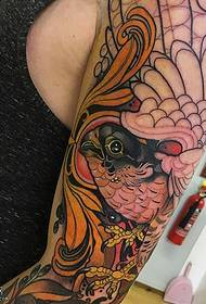 Na ramenu ubod ptičje tetovaže uzorak