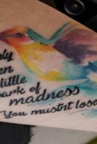 Ragazzi accovacciati con inchiostro inglese dipinto e immagini di tatuaggi di piccoli uccelli animali