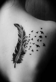 Model de tatuaj din pene alb-negru și păsări