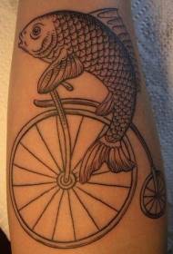 Modeli i tatuazhit të peshkut në biçikletë e vjetër e linjës së krahut