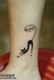 Мала свежа тетоважа мачка шема на нозете