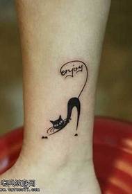 Piccolo modello di tatuaggio gatto fresco sui piedi