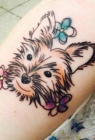 Schoolgirl Kallef gemoolt op Gradient Blummen an einfache Linnen kleng Déierenhënn Hond Tattoo Biller