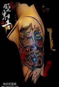 Arm uil tattoo patroon