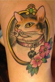 Roztomilá kočka staré školy s tetováním růžový květ