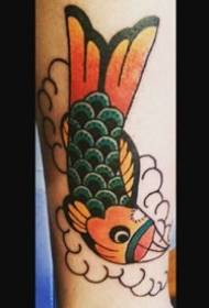Un ensemble de dessins de tatouage de poisson créatifs qui sont suspendus par la bouche des poissons