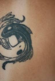 Modello di tatuaggio di calamari yin e yang in bianco e nero in vita
