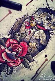 Imagen colorida del tatuaje de la rosa del búho