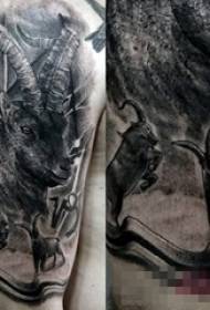 Момчешка ръка на черно убождане техника малки животни антилопа татуировка снимка