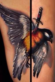 Realistinen tyyli värillinen kuolema lintu ja tikari tatuointi malli
