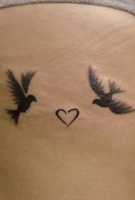 Hjerteformet med fuglesort tatoveringsmønster