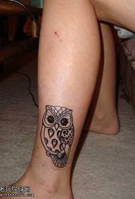 Hermoso patrón de tatuaje de tótem búho en los pies
