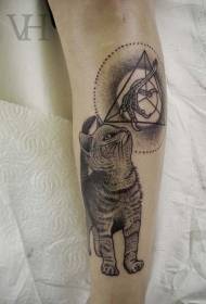 Katės rankos dūris ir geometrinis paukščio nago tatuiruotės modelis