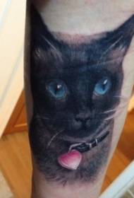 Model i tatuazhit me mace të zezë me bojëra uji të mrekullueshme