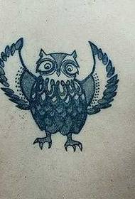 背部創意貓頭鷹紋身圖案