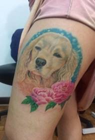 Цветные татуировки на бедрах, маленькие цветы и тату с головой собаки
