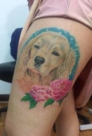 Oberschenkel Farbe Pflanze Tattoo kleine Blumen und Hundekopf Tattoo Bilder