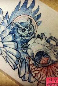 Ръкописът за татуировка на сова на черепа работи