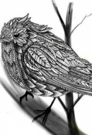 黑灰色素描創意文藝精緻花紋鳥紋身手稿