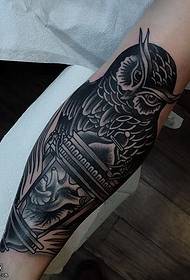 Patrón de tatuaje de búho gris negro de brazo