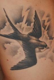 Šonkaulio paukštis, skraidantis danguje, tatuiruotės modeliu