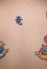 Diversi tatuaggi di uccelli colorati sul retro