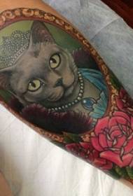 소녀의 팔 그린 수채화 스케치 창조적 인 귀여운 고양이 아름다운 꽃 문신 사진