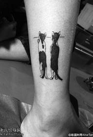Due tatuaggi di gatto sulla caviglia