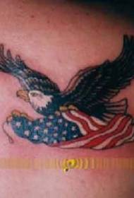 Orel s americkou vlajkou létající tetování vzorem