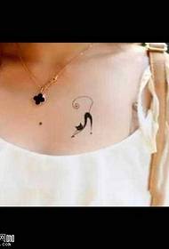 Modello di tatuaggio del gattino sul petto