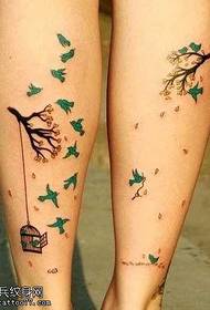 Jalkojen totemipuu lintujen tatuointikuvio