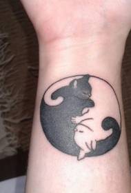 Combinazione di tatuaggi a forma di gattino da polso yin e yang