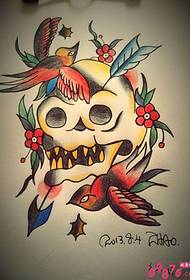 Cranio creativo con foto di manoscritti tatuaggio uccello
